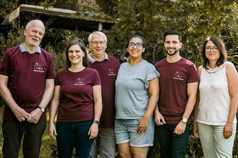 Drei Männer und drei Frauen stehen nebeneinander 