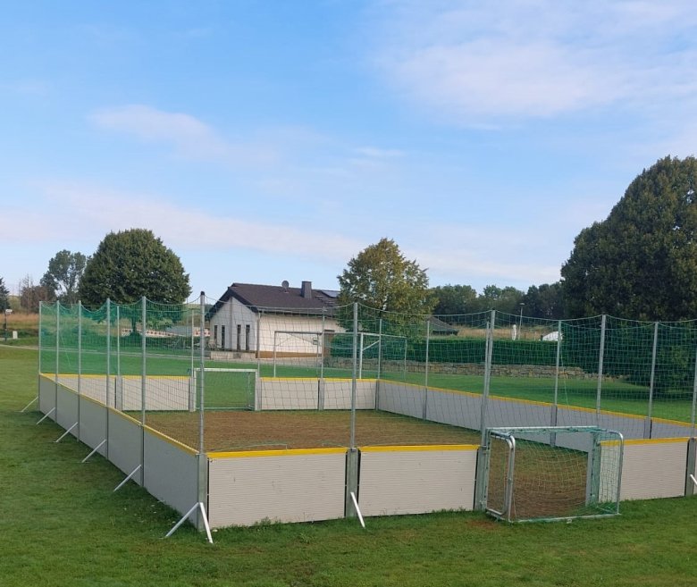 Streetsoccer-Anlage auf einer grünen Wiese ohne Menschen