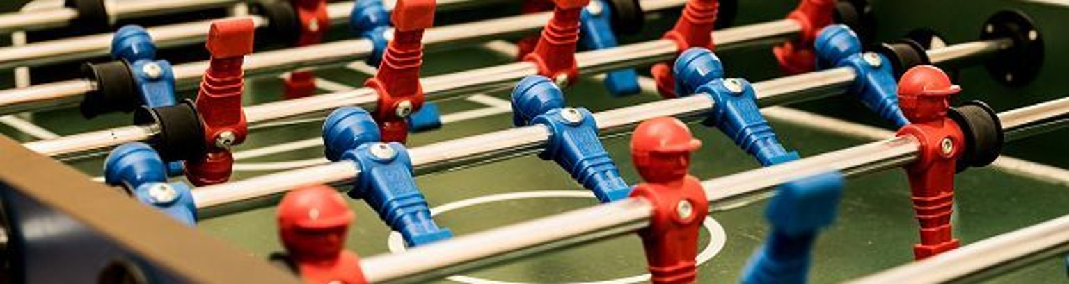 Tischkicker Tischkicker mit roten und blauen Figuren