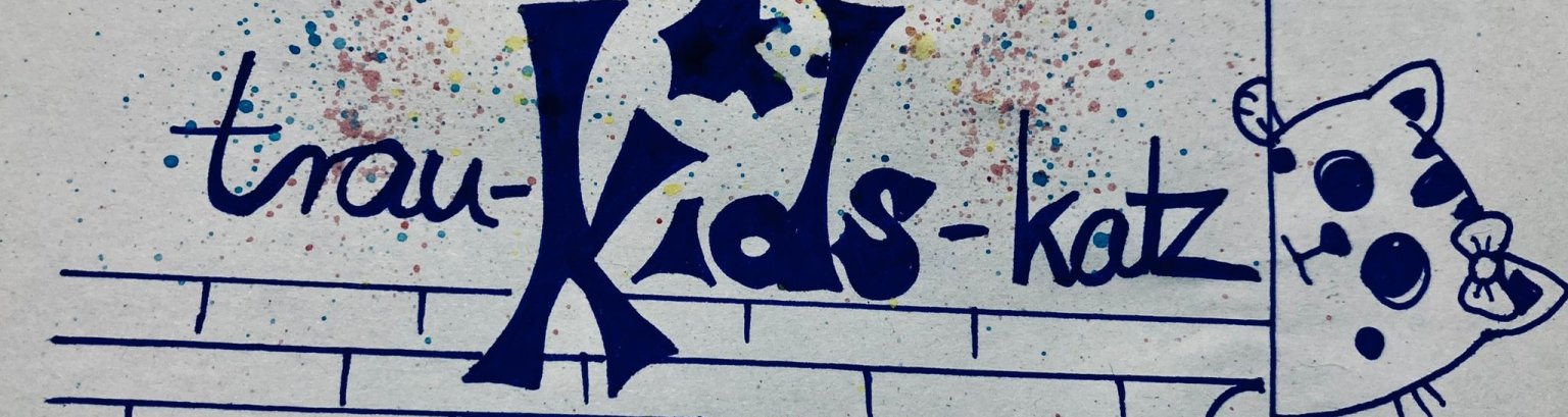 Weiße Wand mit blauer Aufschrift Trau-Kids-Katz und einer gezeichneten Katze die um die Ecke guckt