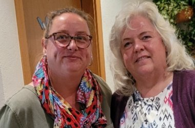 Die Köpfe von zwei Frauen die nah beieinander stehen