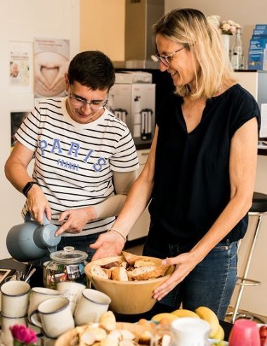 Zwei Frauen bereiten Frühstück zu.