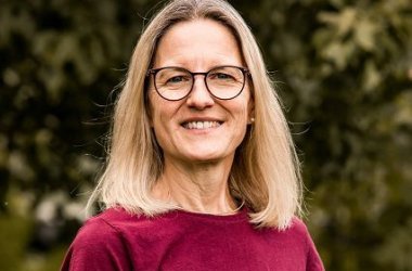 Portrait einer Frau mit mittellangen blonden Haaren